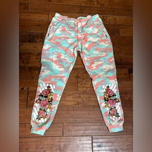 Krisp NYC men’s  sz Lg Camo! Embroidered roses!Jogger Set!